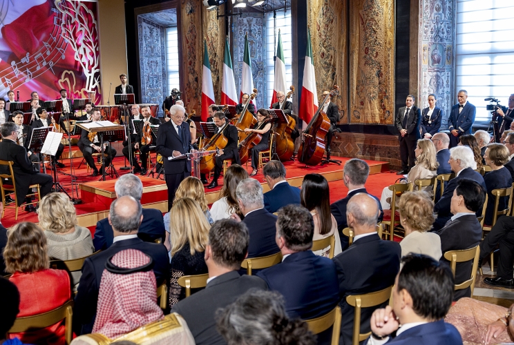 Il Presidente Sergio Mattarella rivolge il suo indirizzo di saluto in occasione del concerto eseguito dall’Orchestra del Teatro di San Carlo di Napoli, diretta dal Maestro Riccardo Frizza, in onore del Corpo Diplomatico accreditato presso lo Stato Italiano