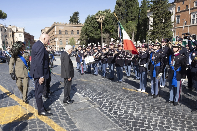Il Presidente della Repubblica Sergio Mattarella con Guido Crosetto, Ministro della difesa, passa in rassegna il reparto d’onore schierato, in occasione della Festa Nazionale della Repubblica
