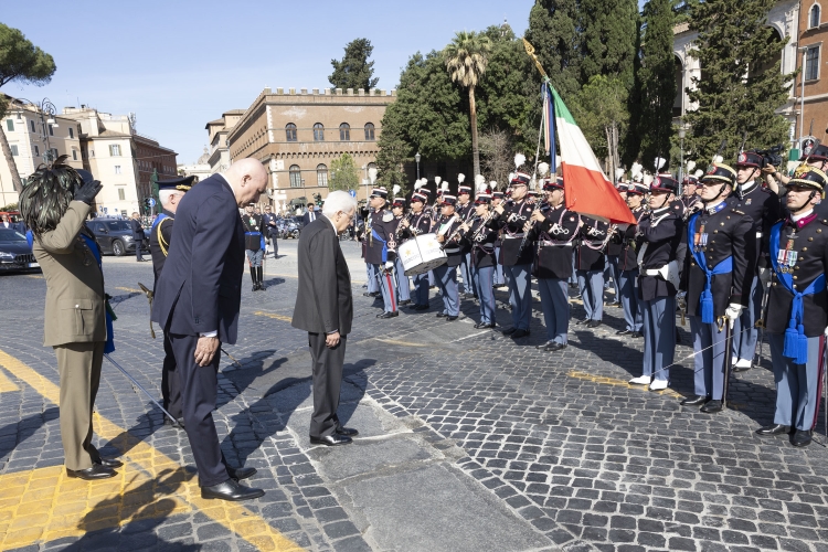 Il Presidente della Repubblica Sergio Mattarella con Guido Crosetto, Ministro della difesa, passa in rassegna il reparto d’onore schierato, in occasione della Festa Nazionale della Repubblica

