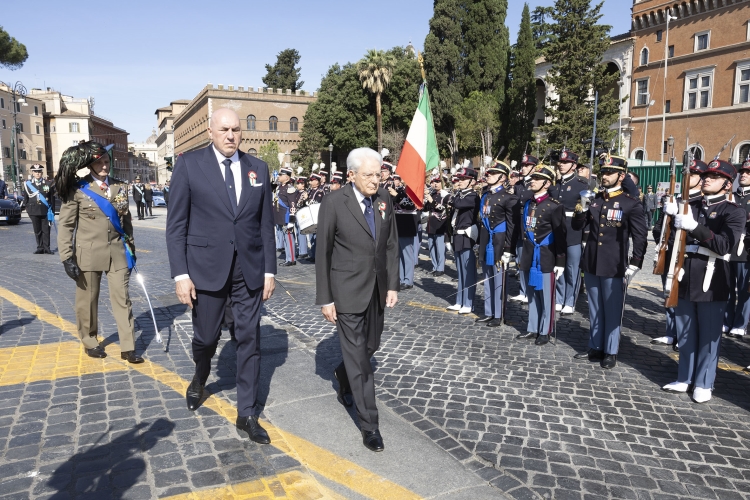 Il Presidente della Repubblica Sergio Mattarella con Guido Crosetto, Ministro della difesa, passa in rassegna il reparto d’onore schierato, in occasione della Festa Nazionale della Repubblica
