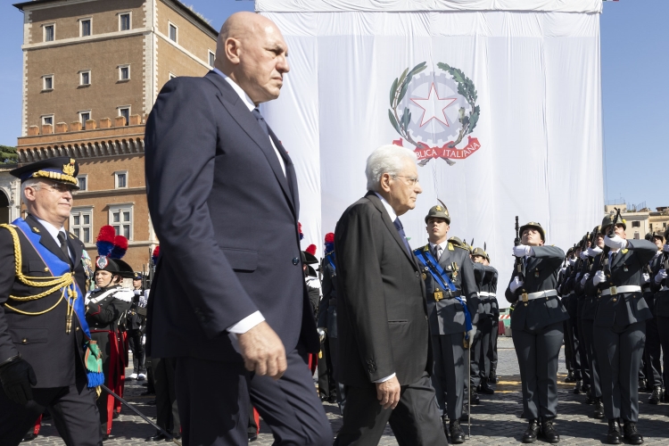 Il Presidente della Repubblica Sergio Mattarella con Guido Crosetto, Ministro della difesa, passa in rassegna il reparto d’onore schierato, in occasione della Festa Nazionale della Repubblica
