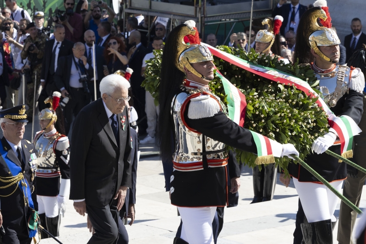 Il Presidente della Repubblica Sergio Mattarella depone una corona d'alloro sulla Tomba del Milite Ignoto all'Altare della Patria, in occasione della Festa Nazionale della Repubblica
