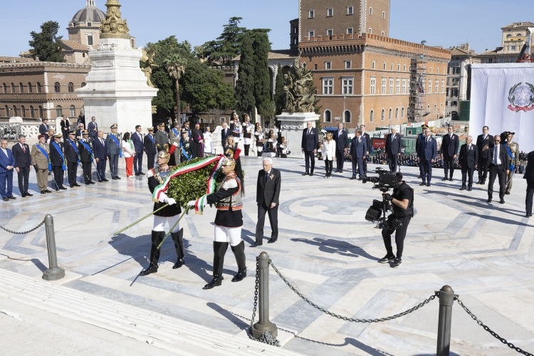 Il Presidente della Repubblica Sergio Mattarella depone una corona d'alloro sulla Tomba del Milite Ignoto all'Altare della Patria, in occasione della Festa Nazionale della Repubblica
