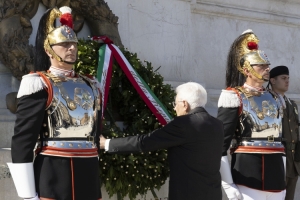 Il Presidente della Repubblica Sergio Mattarella depone una corona d'alloro sulla Tomba del Milite Ignoto all'Altare della Patria, in occasione della Festa Nazionale della Repubblica

