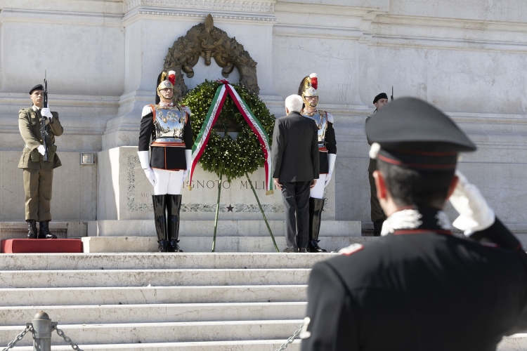 Il Presidente della Repubblica Sergio Mattarella depone una corona d'alloro sulla Tomba del Milite Ignoto all'Altare della Patria, in occasione della Festa Nazionale della Repubblica
