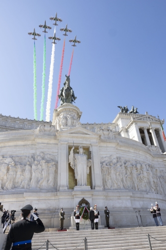 Il Presidente della Repubblica Sergio Mattarella depone una corona d'alloro sulla Tomba del Milite Ignoto all'Altare della Patria, in occasione della Festa Nazionale della Repubblica
