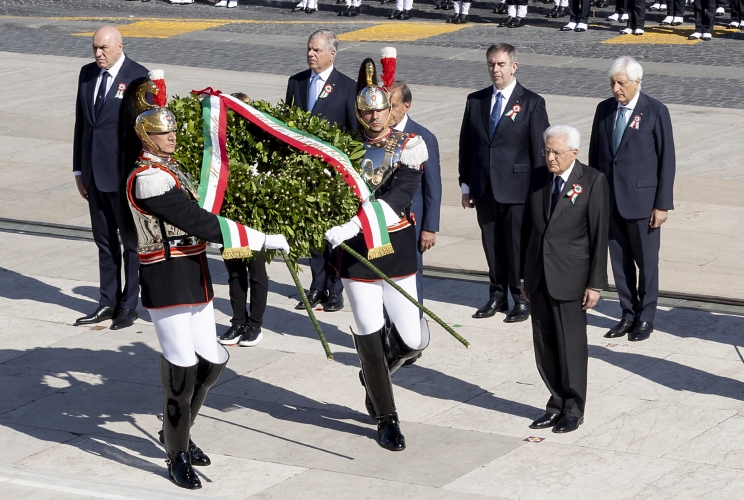 Il Presidente della Repubblica Sergio Mattarella depone una corona d'alloro sulla Tomba del Milite Ignoto all'Altare della Patria, in occasione della Festa Nazionale della Repubblica