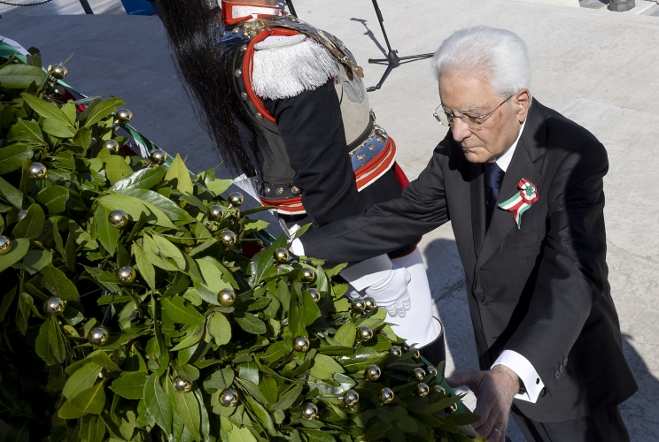 Il Presidente della Repubblica Sergio Mattarella depone una corona d'alloro sulla Tomba del Milite Ignoto all'Altare della Patria, in occasione della Festa Nazionale della Repubblica