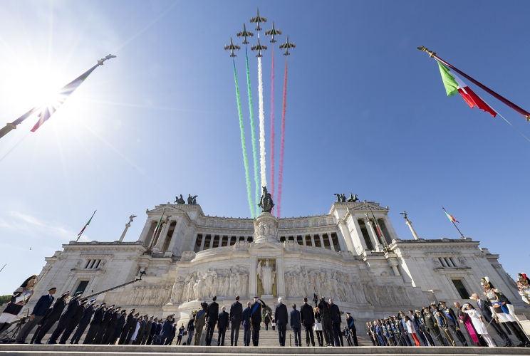 Il Presidente della Repubblica Sergio Mattarella depone una corona d'alloro sulla Tomba del Milite Ignoto all'Altare della Patria, in occasione della Festa Nazionale della Repubblica