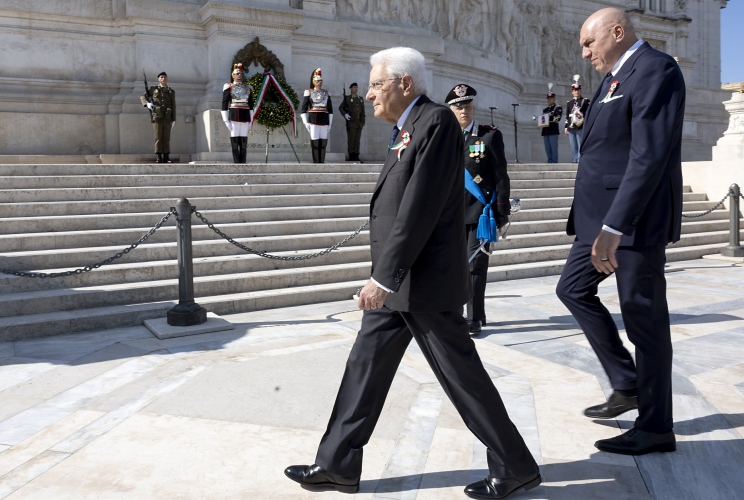 Il Presidente della Repubblica Sergio Mattarella depone una corona d'alloro sulla Tomba del Milite Ignoto all'Altare della Patria, in occasione della Festa Nazionale della Repubblica