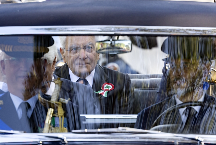 Il Presidente Sergio Mattarella a bordo della Lancia Flaminia, in occasione dellabRivista Militare per il 79° anniversario della Repubblica Italiana