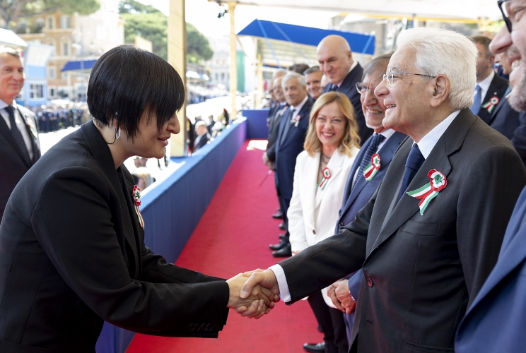 Il Presidente Sergio Mattarella saluto Arisa, al termine della sue esibizione