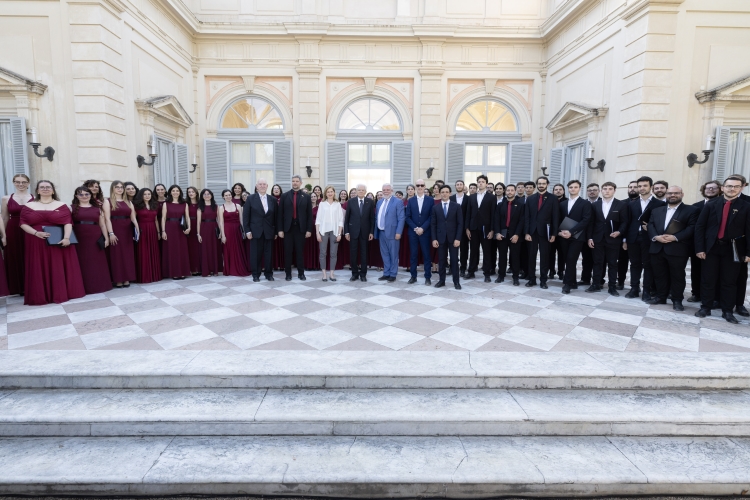 Il Presidente Sergio Mattarella con i Cori giovanili regionali Feniarco dell’Emilia Romagna e della Toscana
