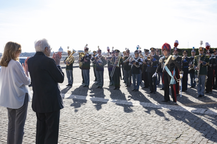 Il Presidente Sergio Mattarella saluta la Banda Interforze
