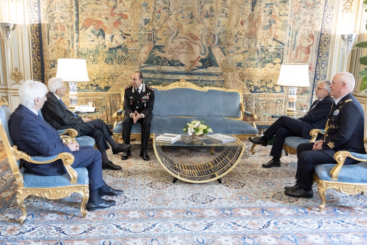 Il Presidente della Repubblica, Sergio Mattarella, con il Comandante Generale dell’Arma dei Carabinieri, Salvatore Luongo, in occasione del 211° anniversario di fondazione dell’Arma