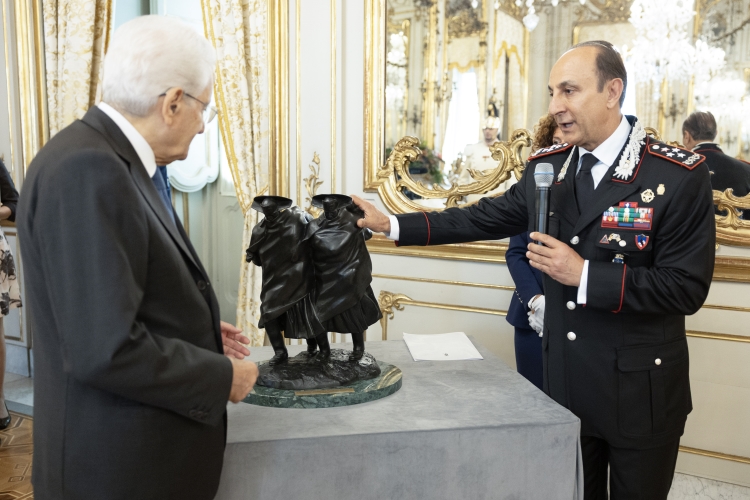 Il Presidente della Repubblica, Sergio Mattarella, con il Comandante Generale dell’Arma dei Carabinieri, Salvatore Luongo, in occasione del 211° anniversario di fondazione dell’Arma

