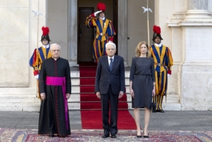 Il Presidente Sergio Mattarella e la Signora Laura con Mons. Leonardo Sapienza, in occasione della visita Ufficiale del Presidente della Repubblica alla Città del Vaticano