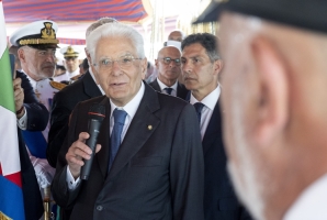 Il Presidente della Repubblica Sergio Mattarella a bordo della Nave Amerigo Vespucci saluta l'equipaggio, in occasione della Festa della Marina Militare