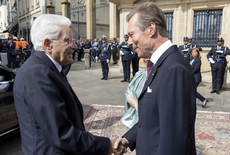 Il Presidente della Repubblica Sergio Mattarella accolto da S.A.R. Il Granduca di Lussemburgo, Enrico di Lussemburgo, in occasione della visita ufficiale nel Granducato di Lussemburgo
