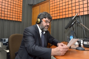 Francesco Pannofino in sala di registrazione per il doppiaggio della visita virtuale del Quirinale