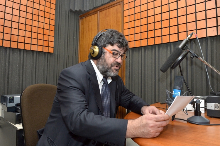 Francesco Pannofino in sala di registrazione per il doppiaggio della visita virtuale del Quirinale