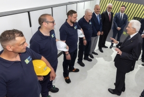 Il Presidente Sergio Mattarella saluta una rappresentanza di operai che lavorano alla realizzazione della nuova sede della Biblioteca di Archeologia e Storia dell’Arte a Palazzo San Felice
