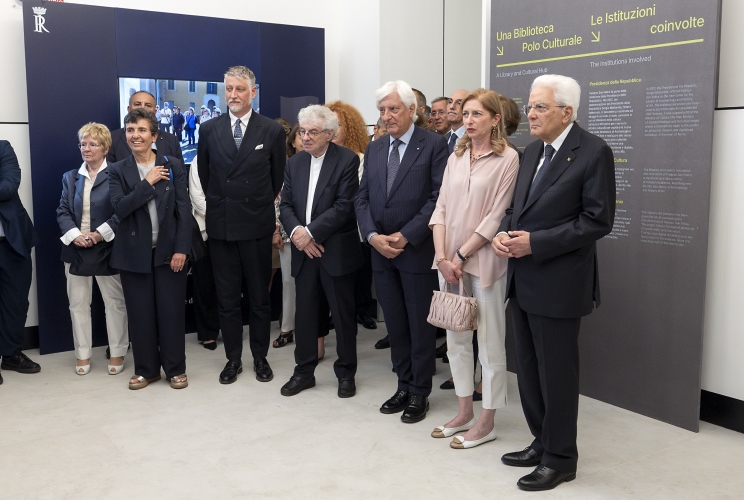 Il Presidente Sergio Mattarella visita una parte della nuova sede della Biblioteca di Archeologia e Storia dell’Arte a Palazzo San Felice