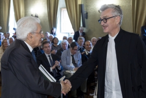 Il Presidente Sergio Mattarella saluta il Maestro Wim Wenders, vincitore del Premio Feltrinelli Internazionale per il Cinema