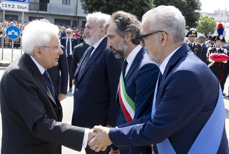 Il Presidente della Repubblica Sergio Mattarella accolto da Michele Emiliano, Presidente della Regione Puglia, Angelo Pomes, Sindaco di Ostuni e da Antonio Matarrelli, Presidente della Provincia di Brindisi, in occasione delle Esequie in forma solenne del Brigadiere Carlo Legrottaglie.