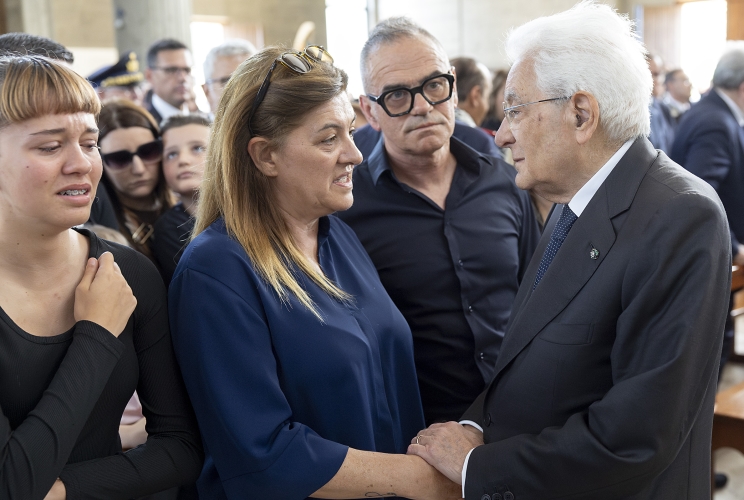 Il Presidente della Repubblica Sergio Mattarella con i famigliari del Brigadiere Carlo Legrottaglie.