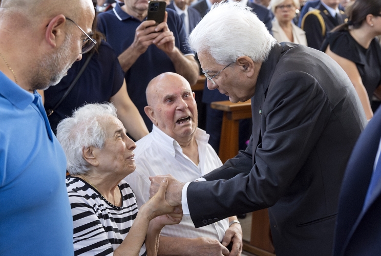 Il Presidente della Repubblica Sergio Mattarella con i famigliari del Brigadiere Carlo Legrottaglie.