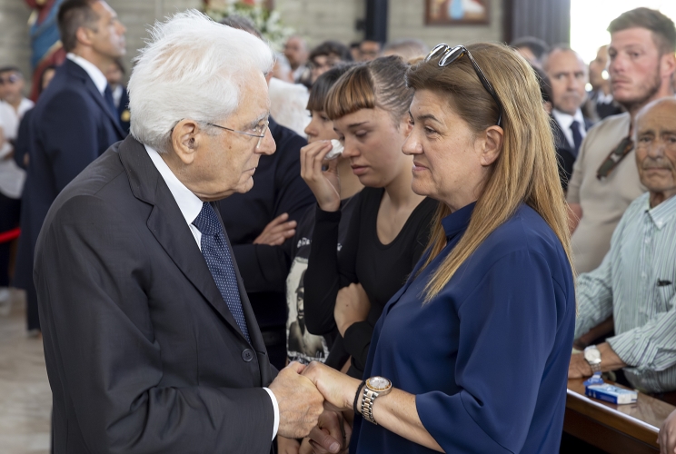 Il Presidente della Repubblica Sergio Mattarella con i famigliari del Brigadiere Carlo Legrottaglie.