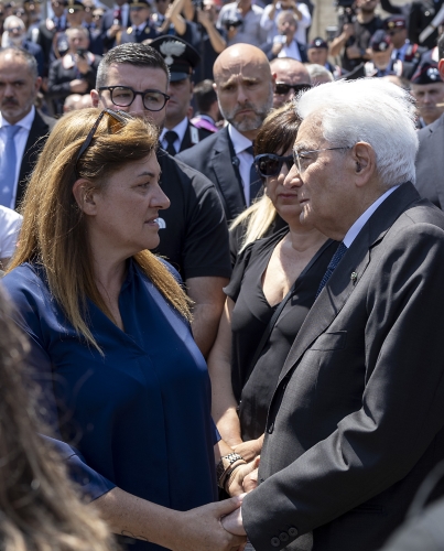 Il Presidente della Repubblica Sergio Mattarella con la vedova del Brigadiere Carlo Legrottaglie.