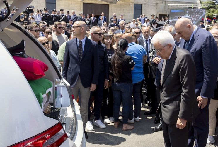 L'estremo saluto del Presidente della Repubblica Sergio Mattarella al Brigadiere Carlo Legrottaglie.