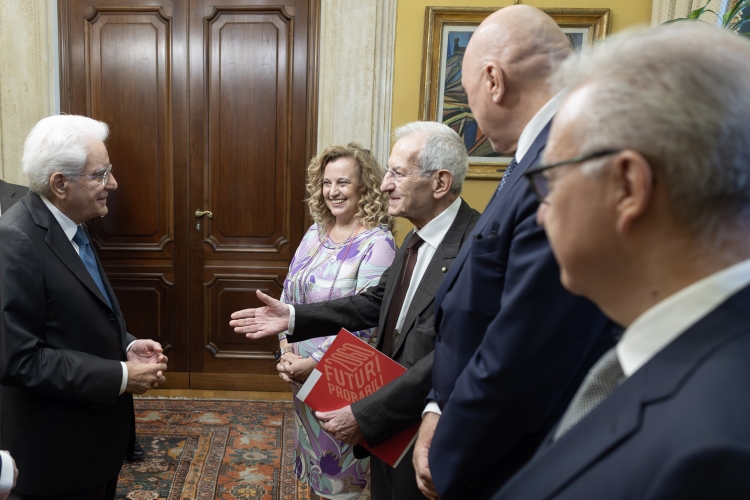 Il Presidente della Repubblica Sergio Mattarella con Alfredo Mantovano, Sottosegretario di Stato alla Presidenza del Consiglio dei ministri - rappresentante di Governo
Guido Crosetto, Ministro della difesa,Luciano Violante, Presidente di Futuri Probabili, Associazione per la Formazione del Capitale Umano,Giovanna Iannantuoni, Presidente della Conferenza dei Rettori delle Università Italiane (CRUI), in occasione della presentazione del Rapporto "per una strategia di sicurezza nazionale” di Futuri Probabili - Associazione per la Formazione del Capitale Umano
