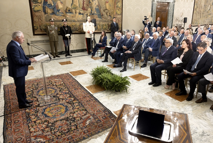 Il Presidente Sergio Mattarella nel corso dell'intervento di Giuseppe Soldani, volontario della “prima ora” del Touring Club Italiano, in occasione dell'incontro con i volontari del Touring Club Italiano nell 10° anniversario del progetto “Aperti per Voi al Quirinale”
