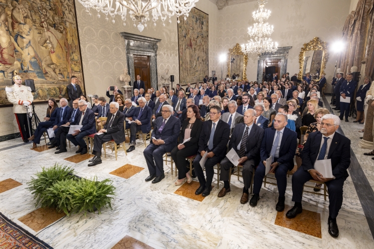 Il Presidente Sergio Mattarella nel corso dell'incontro con i volontari del Touring Club Italiano nel 10° anniversario del progetto “Aperti per Voi al Quirinale”
