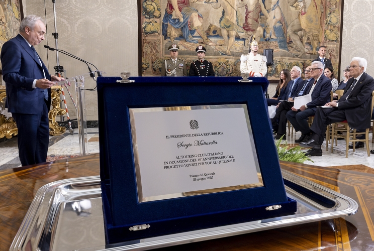 Il Presidente Sergio Mattarella nel corso dell'intervento di Gian Domenico Auricchio, Presidente del Touring Club Italiano, in occasione dell'incontro con i volontari del Touring Club Italiano nel 10° anniversario del progetto “Aperti per Voi al Quirinale”