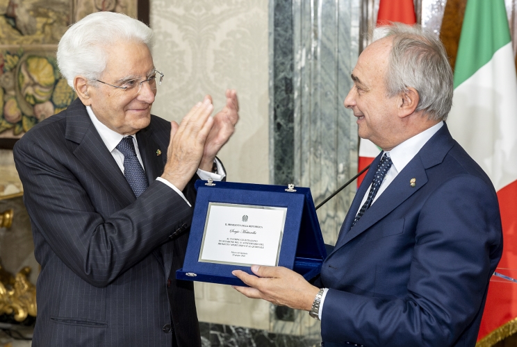 Il Presidente Sergio Mattarella con  Gian Domenico Auricchio, Presidente del Touring Club Italiano, in occasione dell'incontro con i volontari del Touring Club Italiano nel 10° anniversario del progetto “Aperti per Voi al Quirinale”