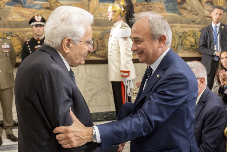 Il Presidente Sergio Mattarella con  Gian Domenico Auricchio, Presidente del Touring Club Italiano, in occasione dell'incontro con i volontari del Touring Club Italiano nel 10° anniversario del progetto “Aperti per Voi al Quirinale”