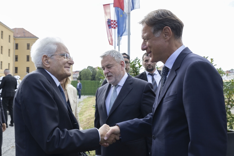 Il Presidente della Repubblica Sergio Mattarella accolto da Gordan Jandroković, Presidente del Parlamento della Repubblica di Croazia
