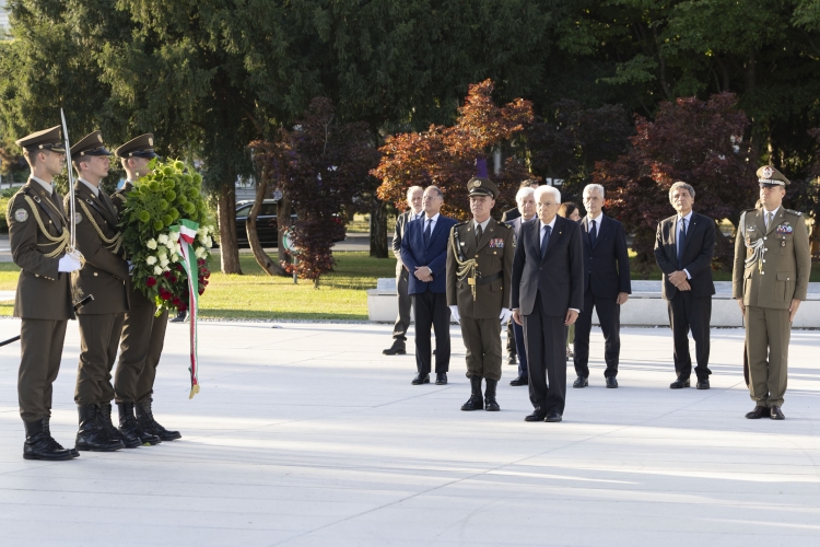 Il Presidente della Repubblica Sergio Mattarella depone una corona al Monumento alla Patria

