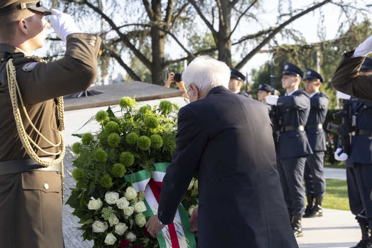Il Presidente della Repubblica Sergio Mattarella depone una corona al Monumento alla Patria

