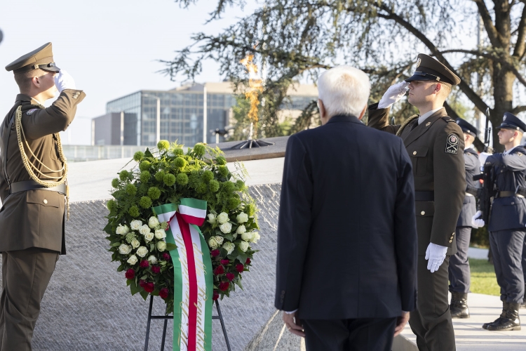 Il Presidente della Repubblica Sergio Mattarella depone una corona al Monumento alla Patria
