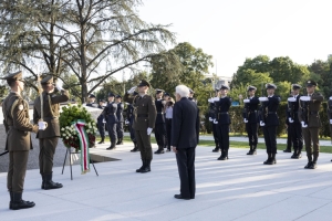 Il Presidente della Repubblica Sergio Mattarella depone una corona al Monumento alla Patria
