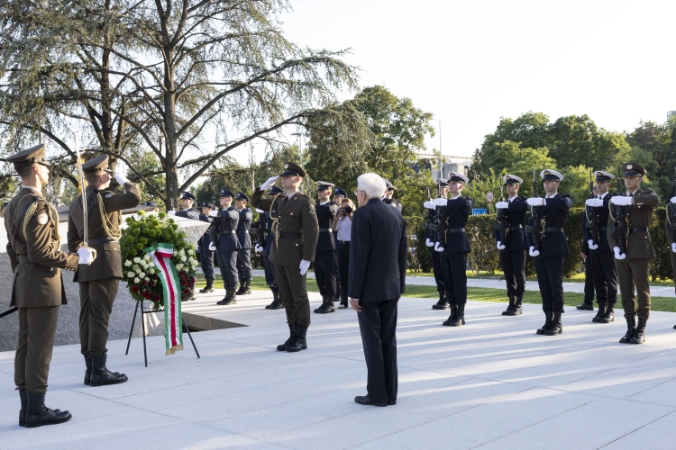 Il Presidente della Repubblica Sergio Mattarella depone una corona al Monumento alla Patria
