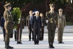 Mattarella depone una corona di fiori presso il Monumento alla Patria di Zagabria