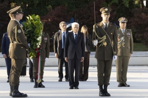 Mattarella depone una corona di fiori presso il Monumento alla Patria di Zagabria