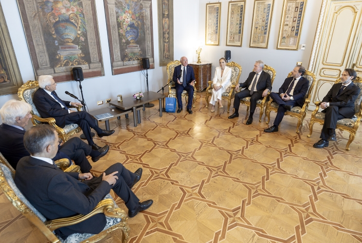 Il Presidente Sergio Mattarella nel corso dell'incontro con Pasquale Stanzione, Presidente del Garante per la Protezione dei Dati Personali, e i componenti del Collegio 
