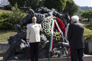 Il Presidente della Repubblica Sergio Mattarella depone una corona di fiori, presso il monumento commemorativo delle vittime della Val di Stava.
